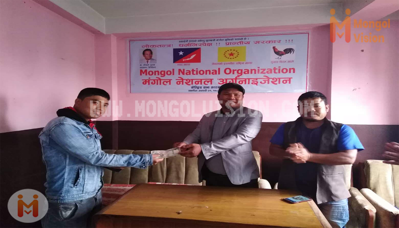 क्यान्सर पीडित लाई रकम हस्तान्तरण