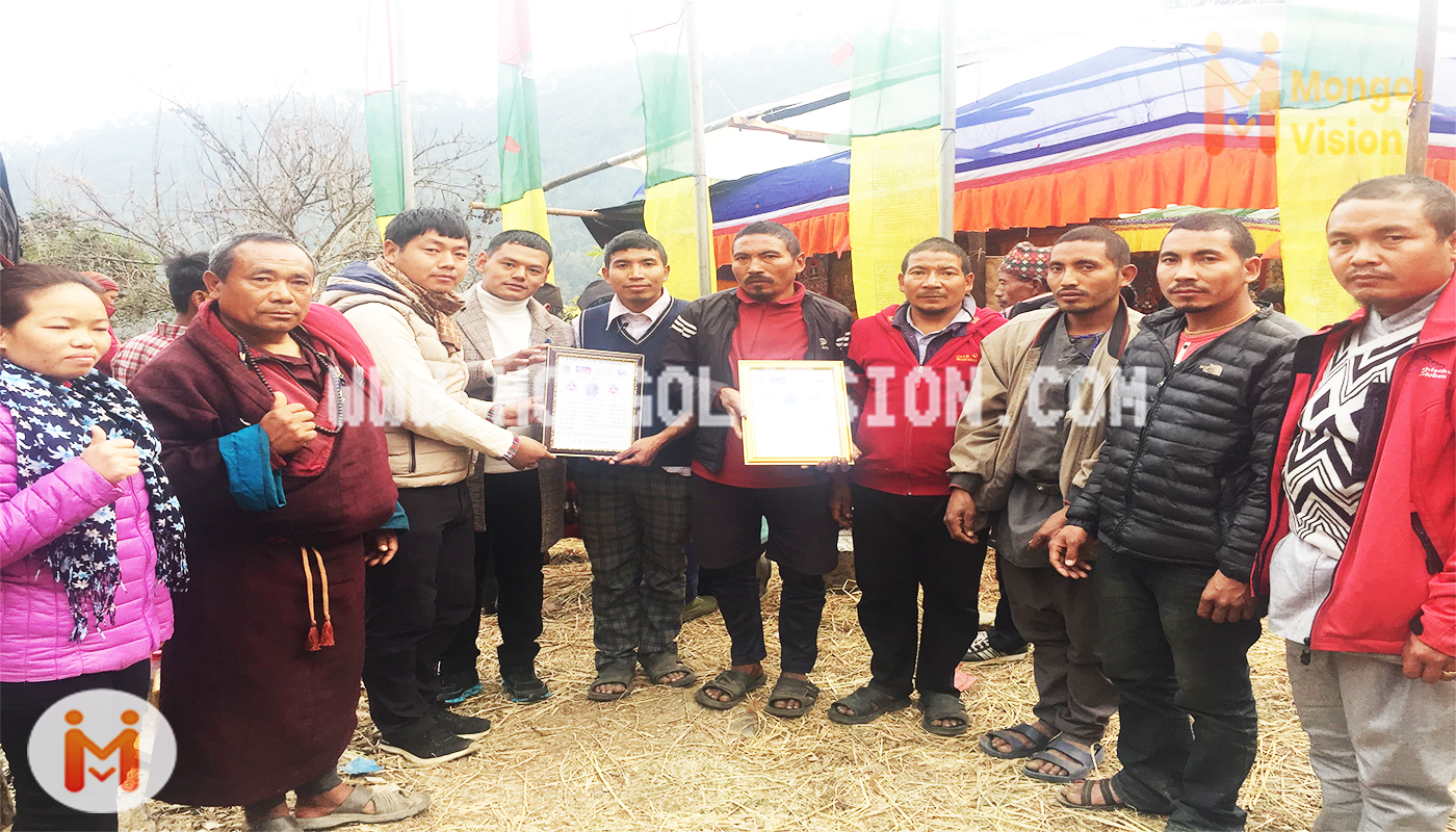 मृतक स्याङ्जल तितुङको परिवारलाई शोकपत्र प्रदान